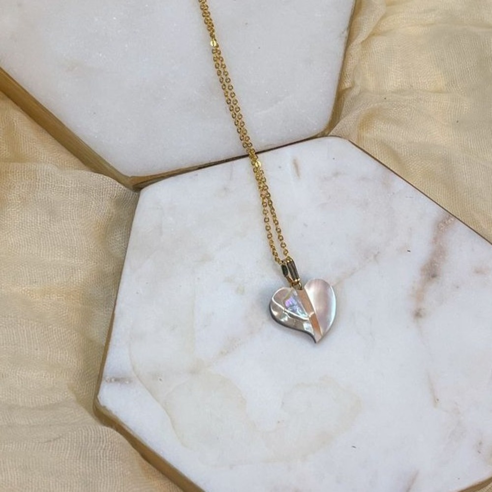 Gold Tone Necklace with Mother Of Pearl Hearst Shaped Pendant